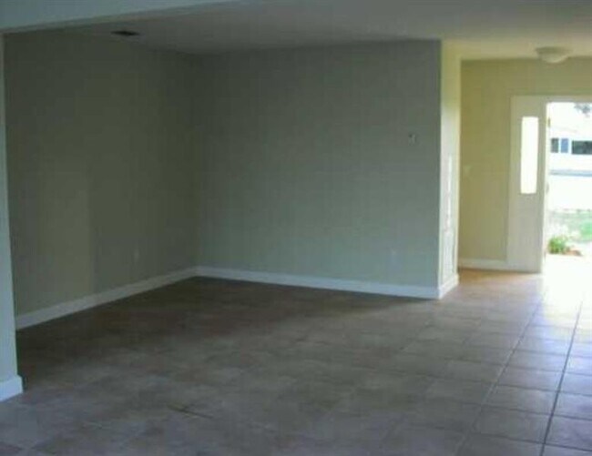 Foto del edificio - 1811 NE 43rd St