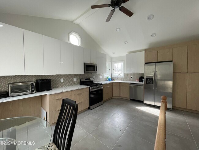 Building Photo - 20 Roslyn Dr