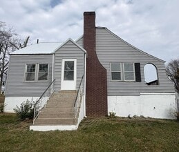 Building Photo - 513 W Cherry St