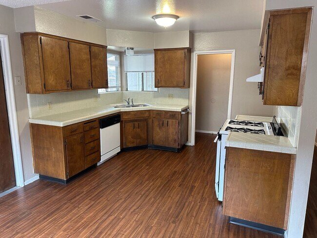 Foto del edificio - 525 S. VISTA  3 BEDROOM 2 BATH HOME  EASTS...