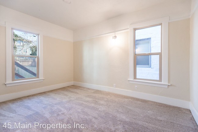 Building Photo - 812 SE 30th Ave