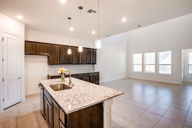 Foto del edificio - 12706 Bloomington Dr