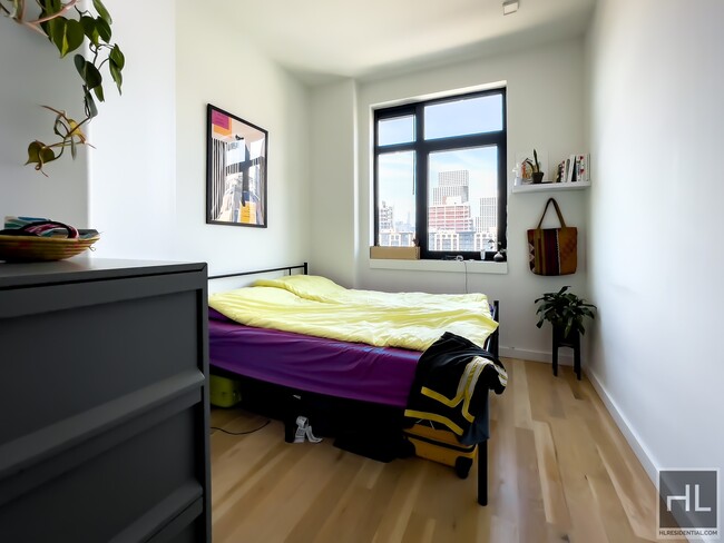 Building Photo - Kent Avenue / 2-BED / 1-BA