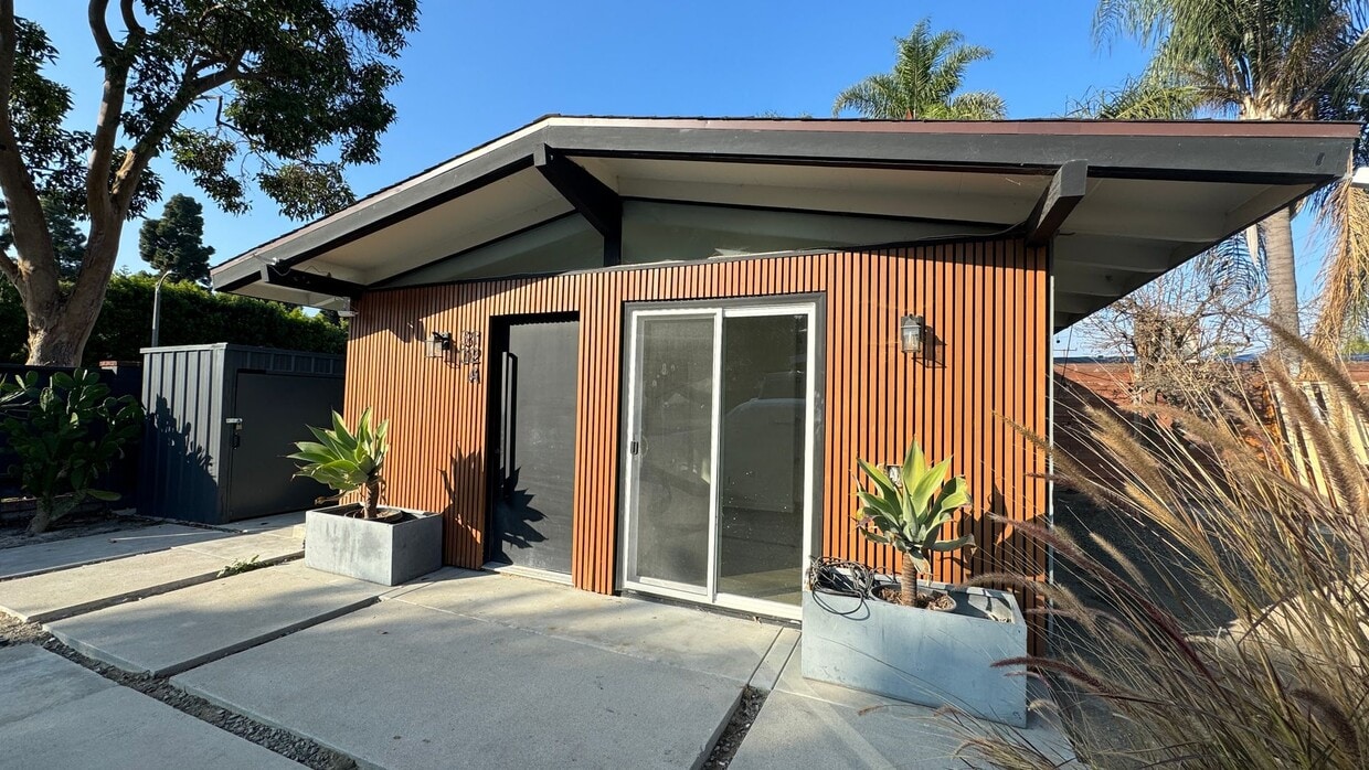 Foto principal - Cozy Cliff May Efficiency in Rancho Neighborhood for Rent!