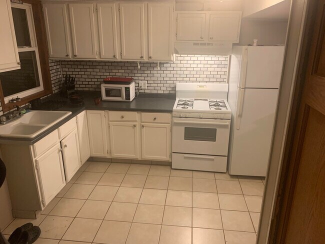 Cocina, estufa, fregadero, refrigerador y gabinetes, etc. - 1651 Dakota Ave S