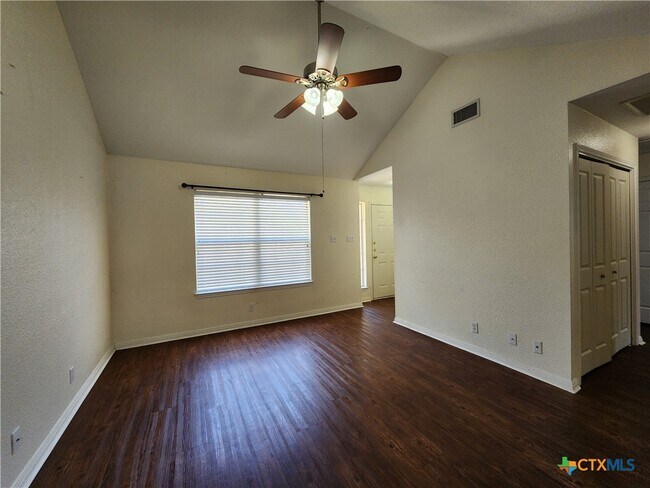 Foto del edificio - 249 Glenbrook Dr