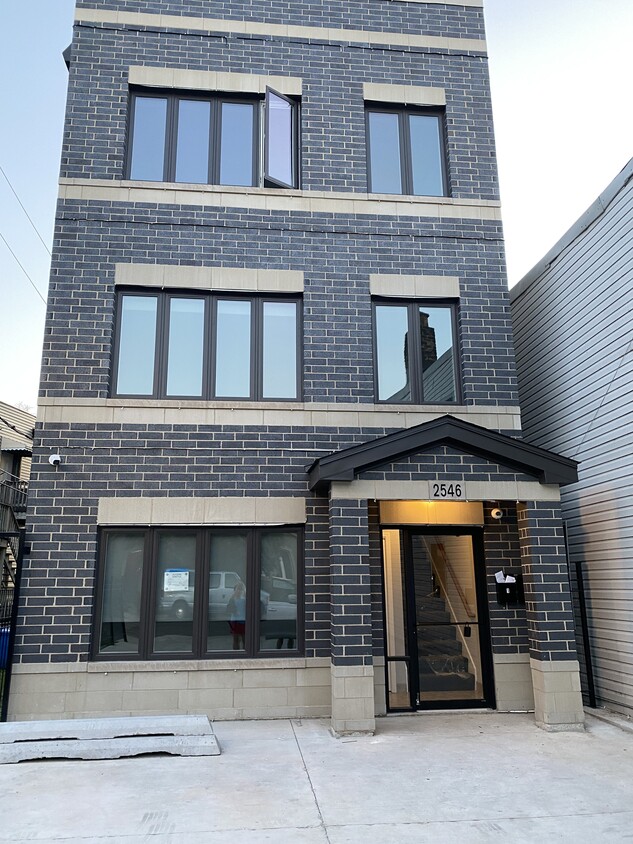 Primary Photo - 2546 S Lowe Ave