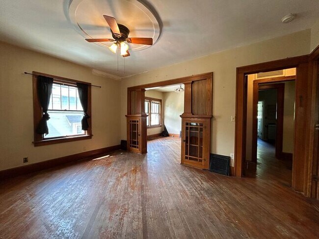 Building Photo - $1,800 | 3 Bedroom, 2 Bathroom Multi Floor...