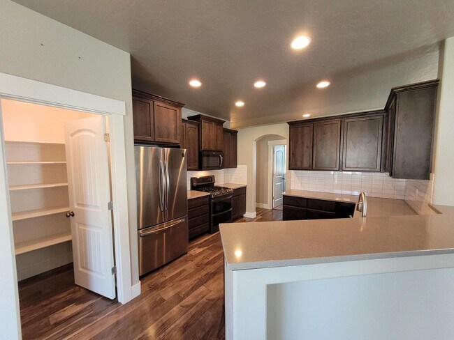 Building Photo - Outstanding Home in Beautiful Neighborhood!