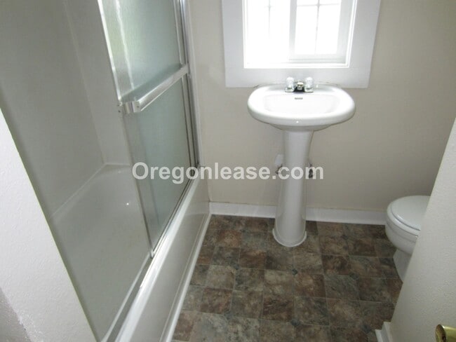 Building Photo - 3 bed 1.5 bath Springfield home
