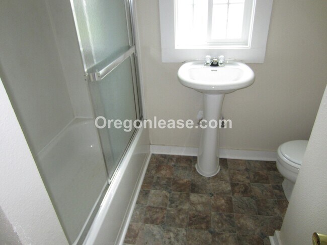 Foto del edificio - 3 bed 1.5 bath Springfield home