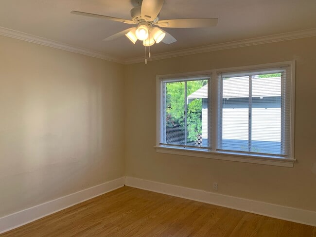 Dormitorio trasero 12x12 - 1038 N Hudson Ave