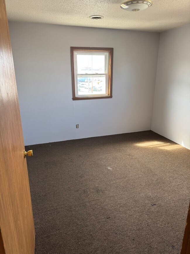 Building Photo - 3 bedroom 1 bath second floor apartment
