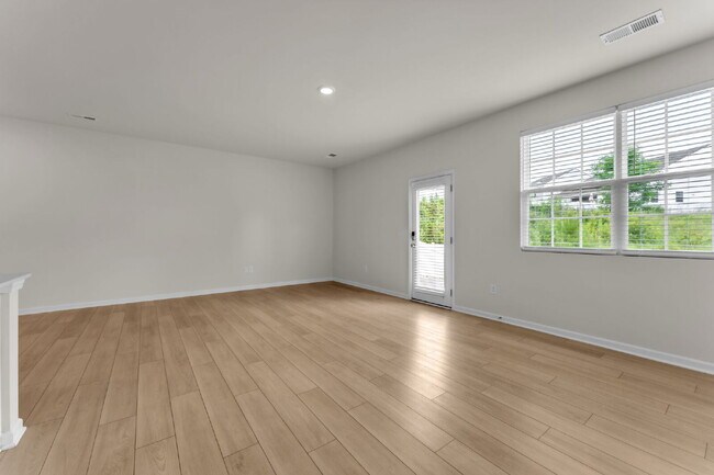 Foto del edificio - Stylish 3BR/2.5BA Craftsman Townhome with Modern Finishes in Pendleton! $1,700/mo rent