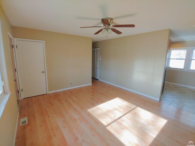 Building Photo - 1410 Davis Rd