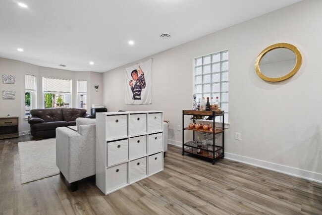 Foto del edificio - 1709 W State St