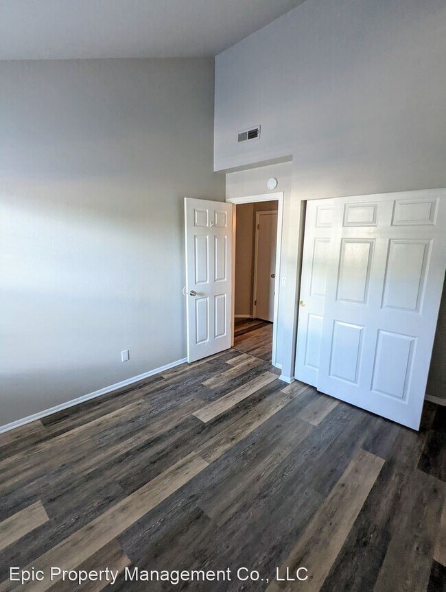 Building Photo - 3 br, 2 bath House - 1460 E Foxboro Dr #2