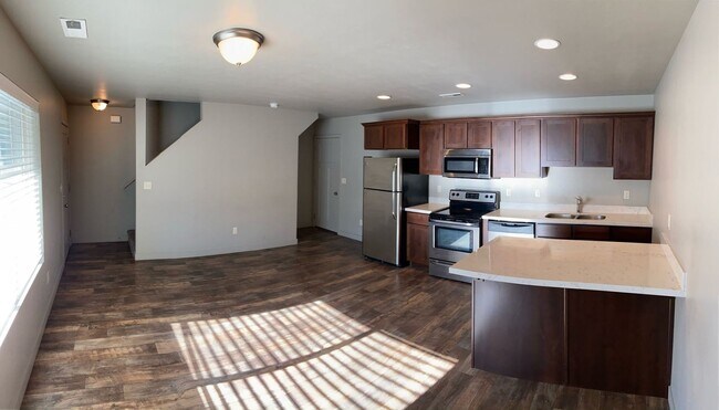 Building Photo - Amazing 2 Story Vineyard Townhome w/ 2 Car...