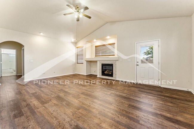 Foto del edificio - Spacious Home with Central AC and Washer/D...