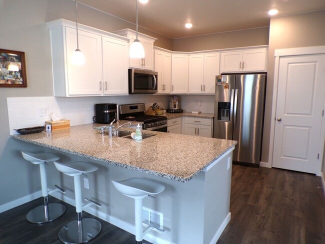 Building Photo - Horizon Uptown Living! 3 Bed 2.5 Bath