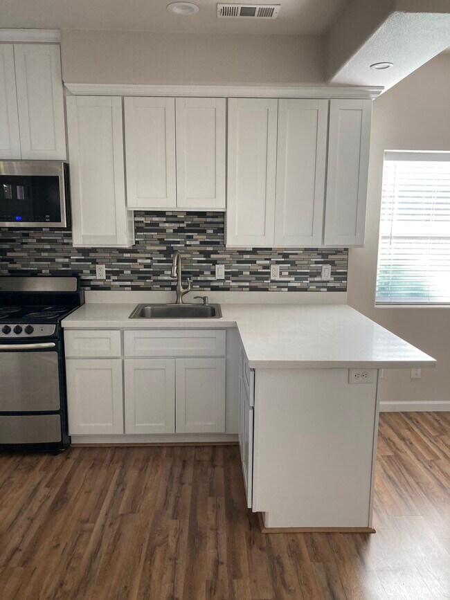 Building Photo - 5573 Wedgewood Ct