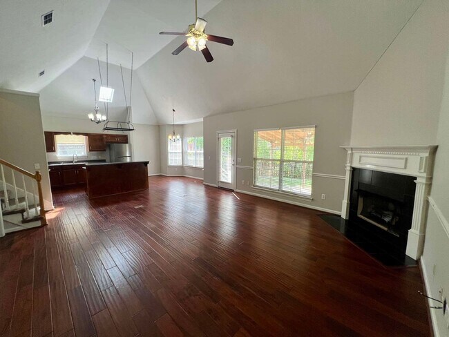 Building Photo - All Brick 3 Bed/2 Bath + Bonus in Indian H...