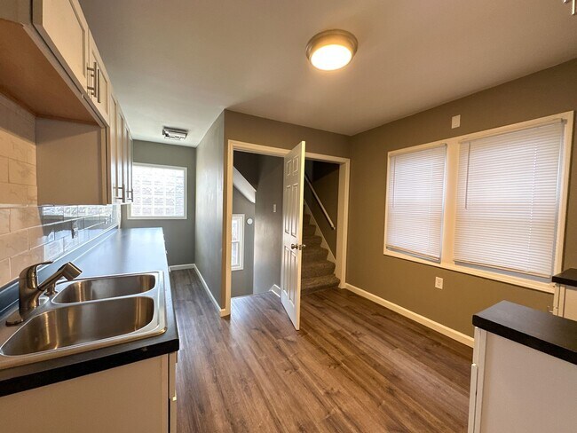 Building Photo - 3 Bedroom Plus Spacious Den - Single Family