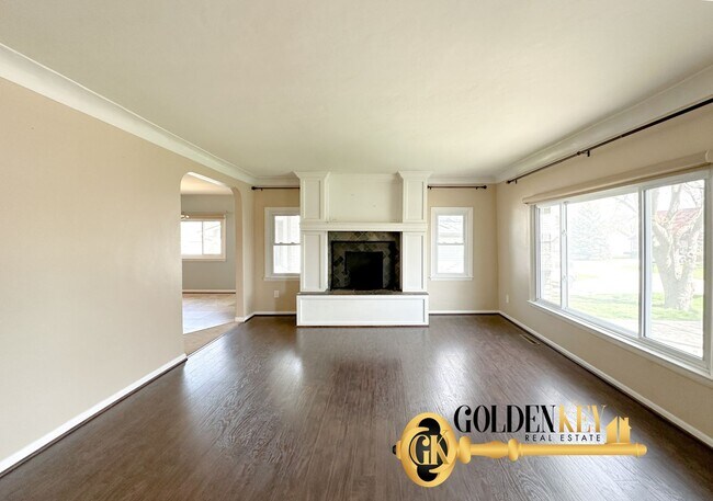 Building Photo - Look No Further! Stunning 3 bed/1 bath Ran...