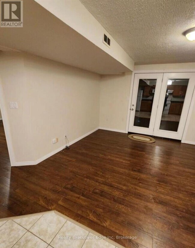 Photo du bâtiment - 276 Watson Pkwy N