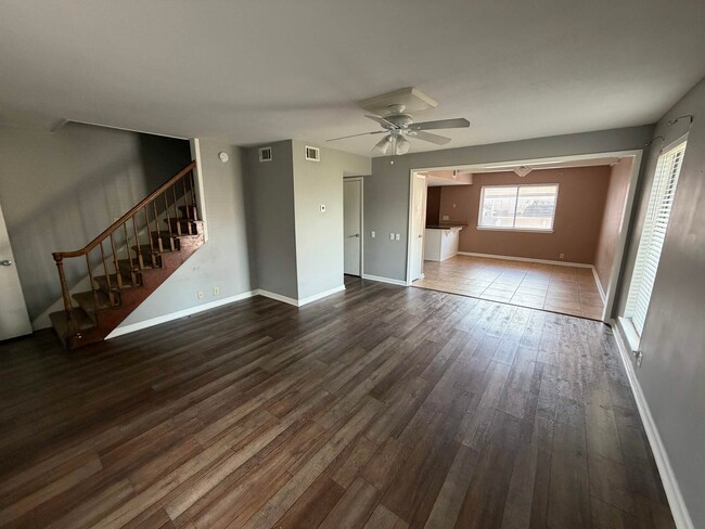Foto del edificio - 211 Lakebend Cir