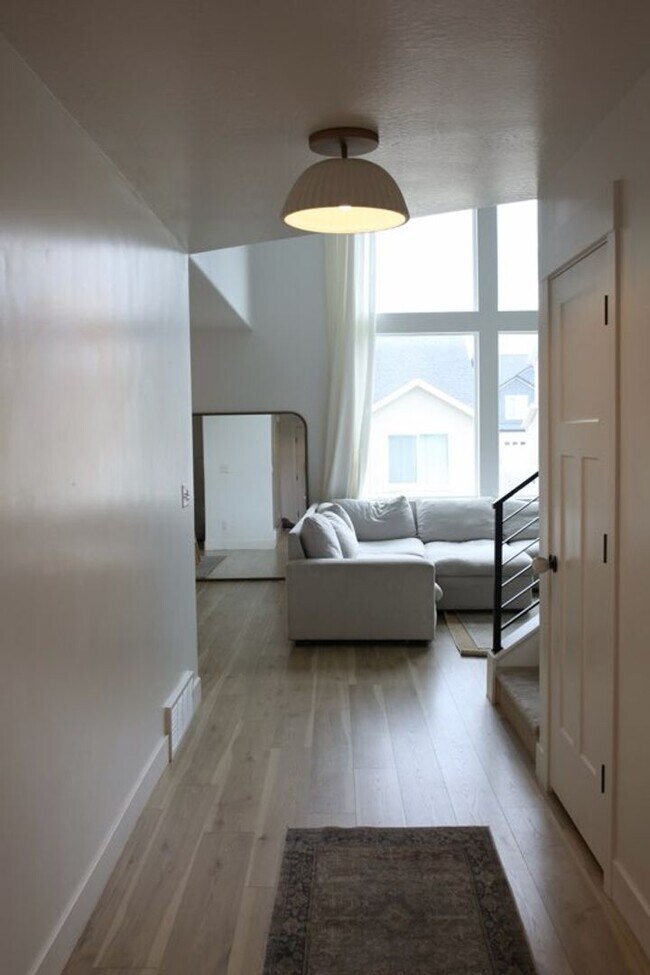 Building Photo - Modern 3 Bedroom Saratoga Springs Home!