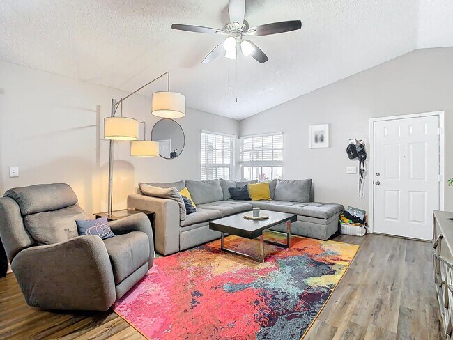 Building Photo - Spacious 3 Bedroom, 2 Bath Retreat on a Quiet Cul-de-Sac