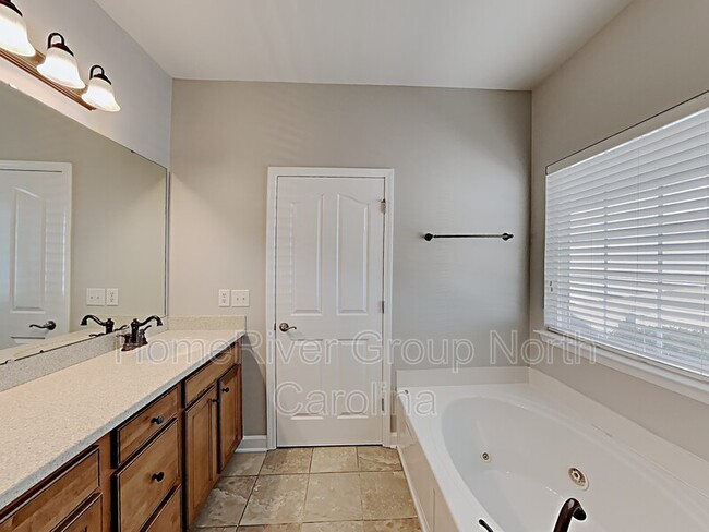 Building Photo - 5011 Fountainbrook Dr