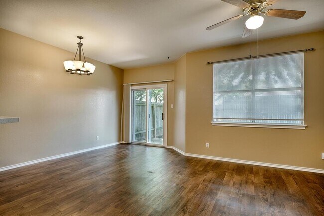 Foto del edificio - 8102 Willet Trail