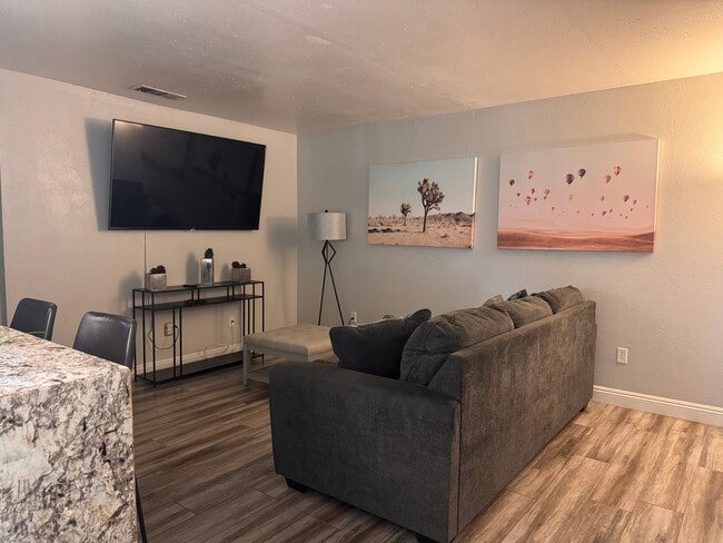 Living room/ Entertainment - 82567 Avenue 48
