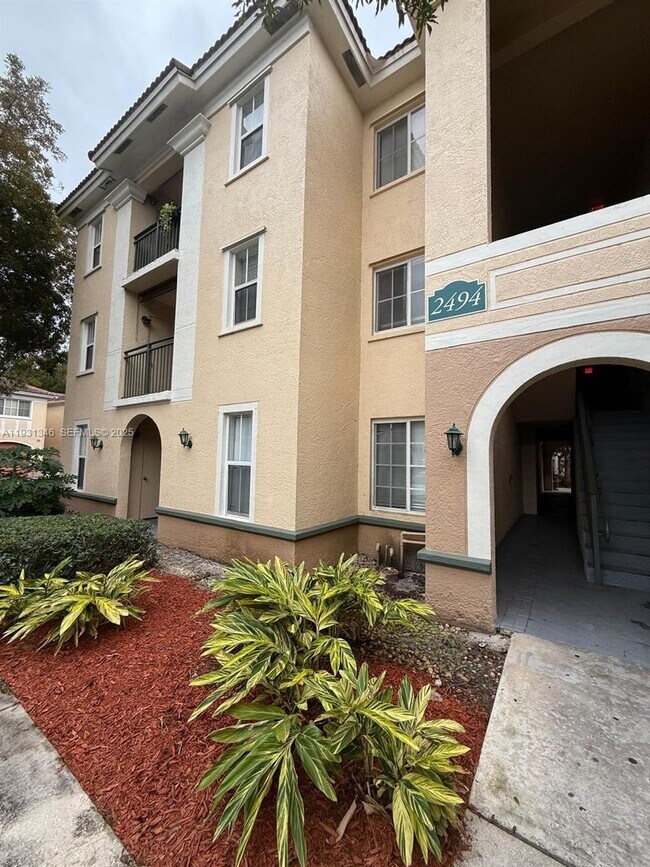 Foto del edificio - 2494 Centergate Dr