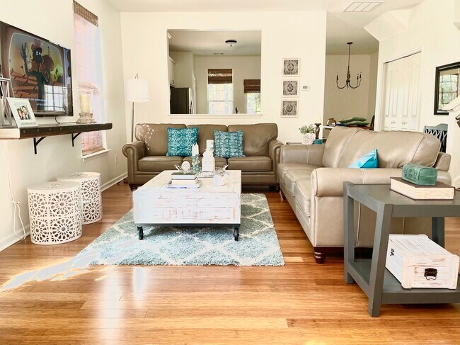 Building Photo - 132 Bumble Cir