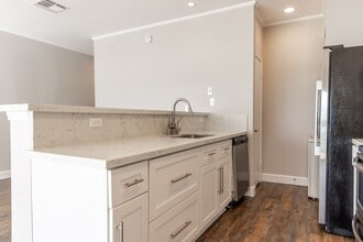 Building Photo - 401 Lakeside Ln