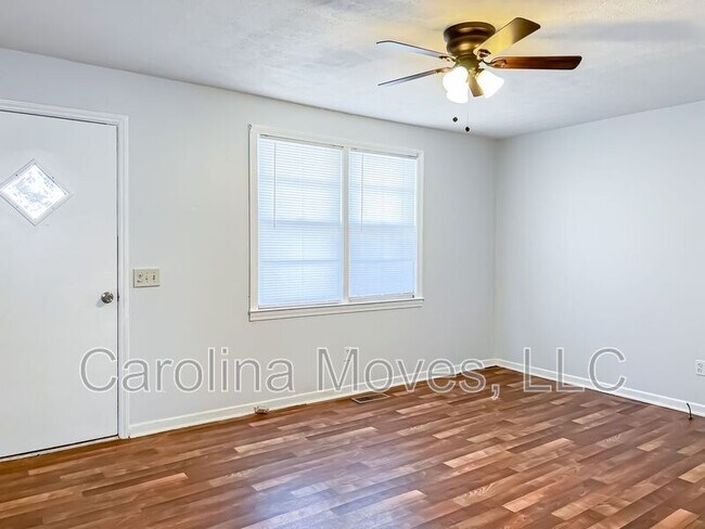 Foto del edificio - 166 Carver Rd