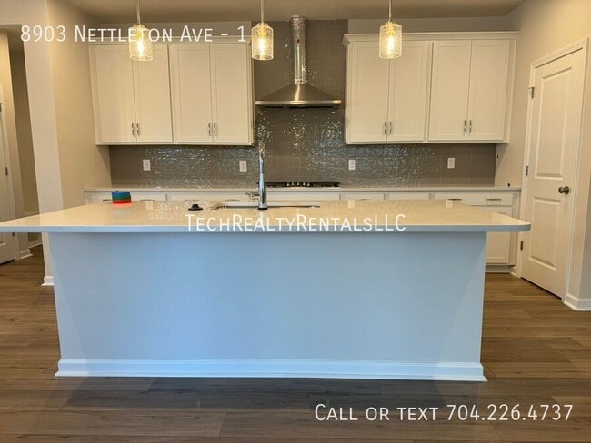 Foto del edificio - 8903 Nettleton Ave