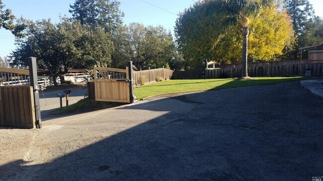 Foto del edificio - 1020 Stony Glen Ln