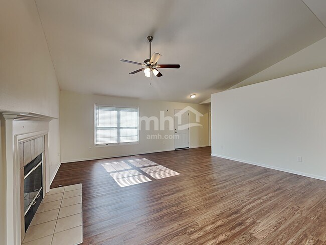 Foto del edificio - 7888 Edgewater Dr