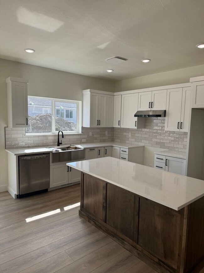 Foto del edificio - BRAND NEW TWIN HOME FOR RENT IN SUGAR CITY...