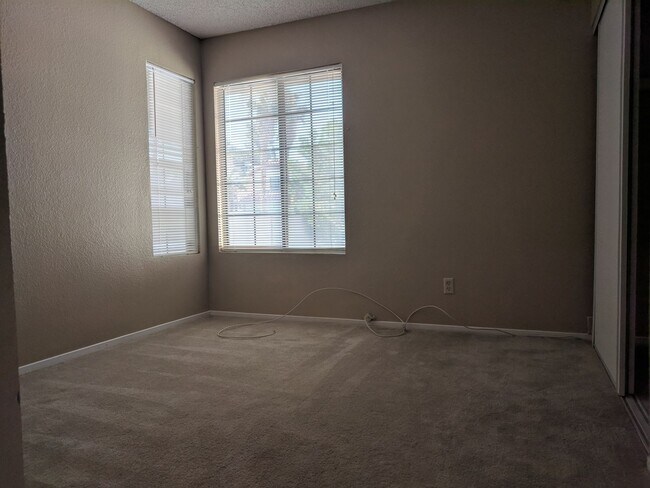 Foto del edificio - ONE STORY, 3 BEDS 2 BATHS, 2 CAR GARAGE, NEWLY REMODELING KITCHEN AND BATHROOM, GRANITECOUNTERTOP...