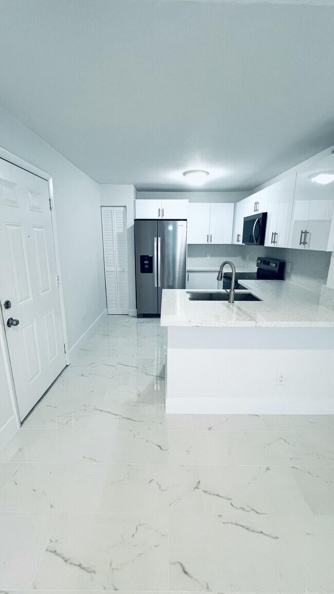 Foto del edificio - 1885 Palm Cove Blvd