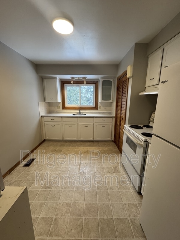 Building Photo - 927 Ellesmere Ave