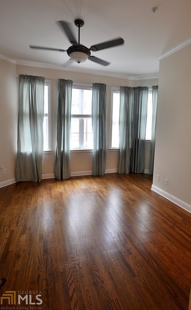 Foto del edificio - 809 Clifton Heights Ln NE