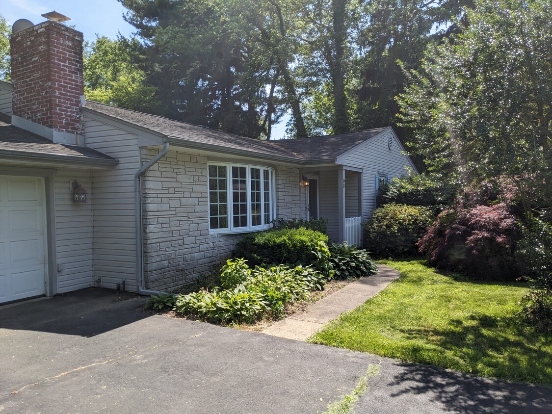 Primary Photo - 9 Highview Ln