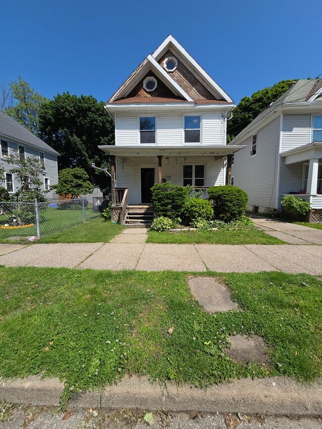 Building Photo - 738 E 8th St