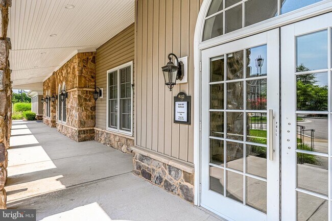 Foto del edificio - 24701 Byrne Meadow Sq